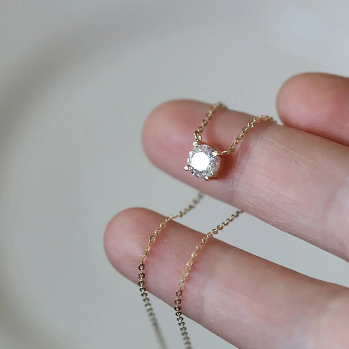 Collar de plata de ley chapado en oro con circonita
