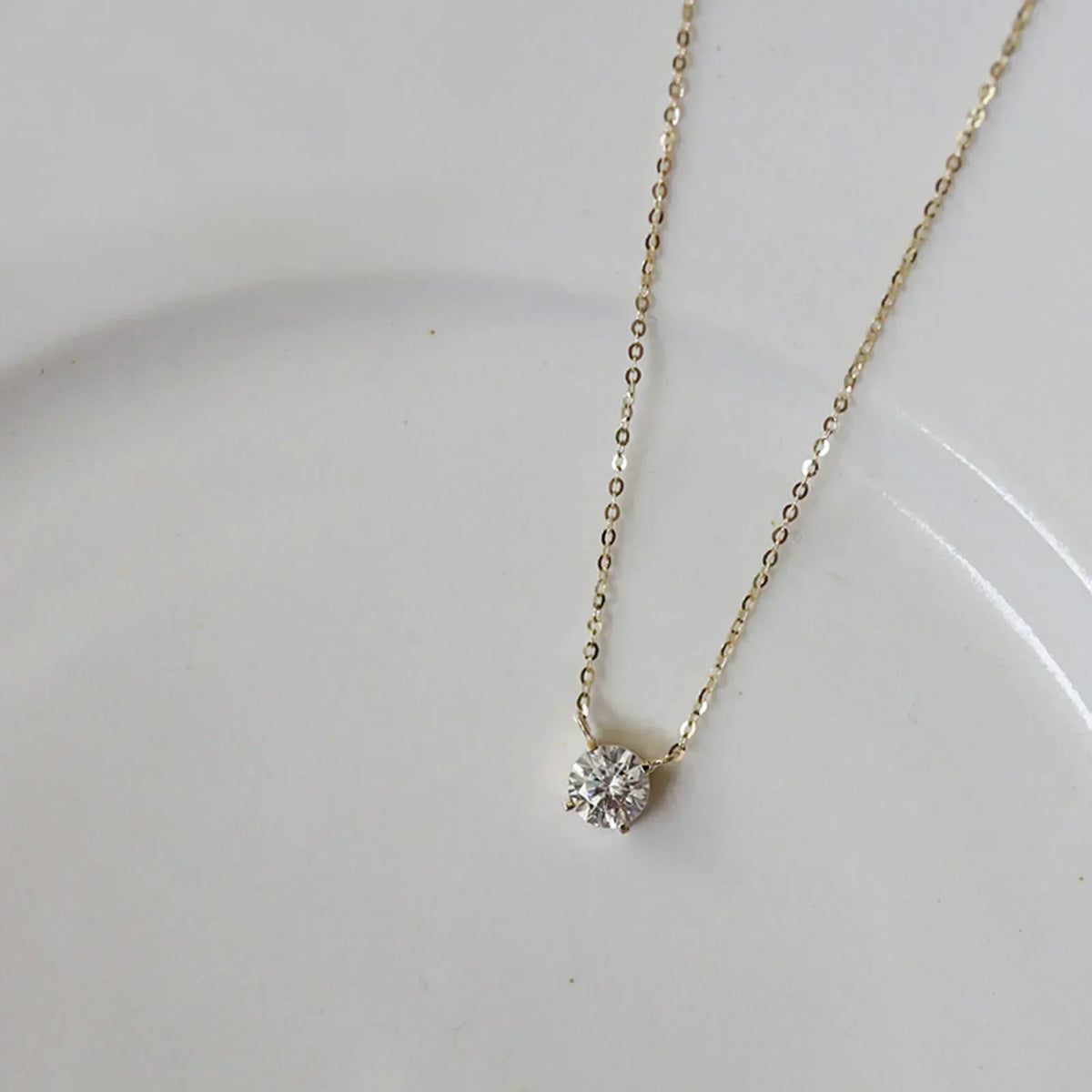 Collar de plata de ley chapado en oro con circonita